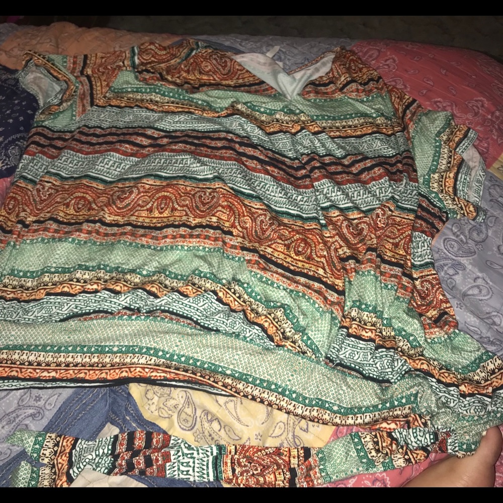 Multicolor patterned top